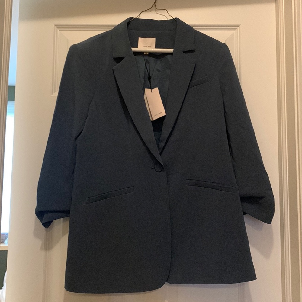 Cinq a Sept, crepe khloe blazer size 8 in Onyx. Brand new with tags! 🤍